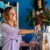 Serveuse souriante servant des boissons dans un bar de camping