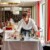 Service attentionné dans un restaurant pour seniors