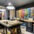 Showroom d'échantillons de couleurs et de matériaux chez un cuisiniste.