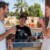 Vacanciers discutant et riant au bar d'un camping