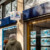 Vitrine de l’agence immobilière Foncia à Perpignan avec passants